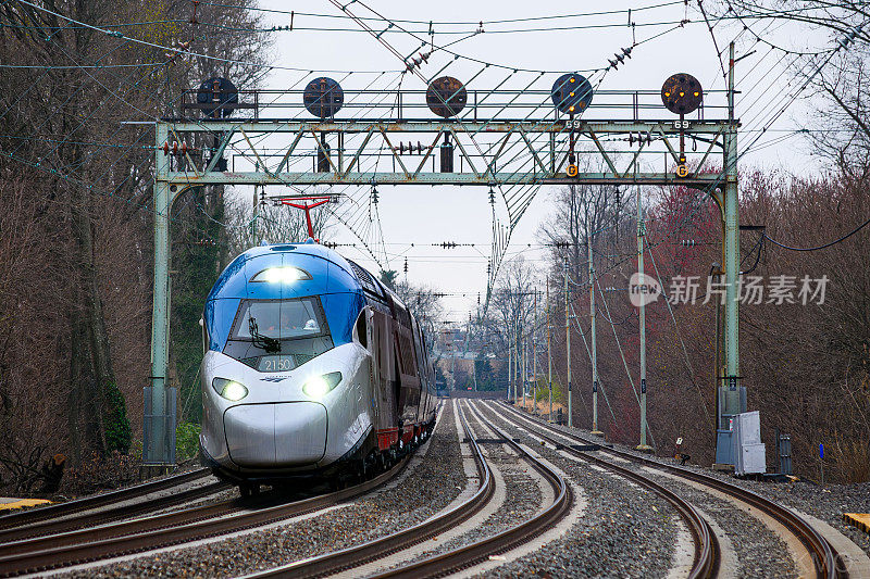 美国铁路公司阿西拉II测试列车在2号轨道上通过纳伯斯站