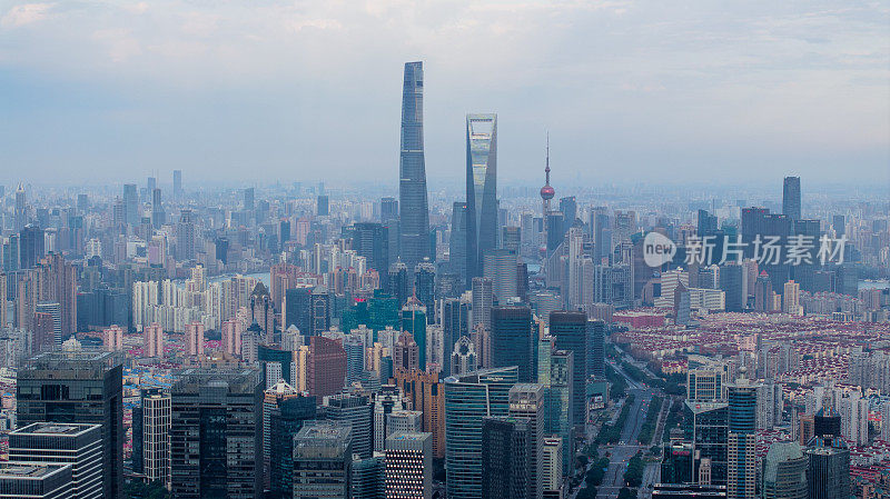 无人机拍摄的上海浦东早晨的画面