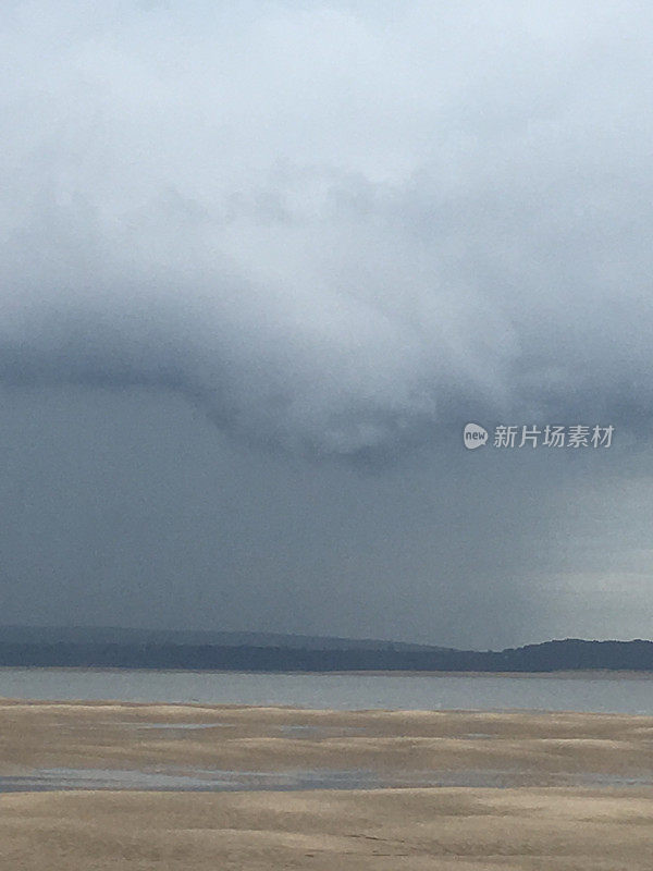 海面和沙滩上的暴风雨天空