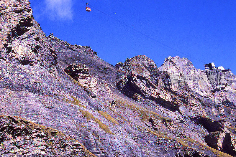 极端的火山景观和滑雪站和缆车希尔索恩峰在欧洲瑞士的少女地区