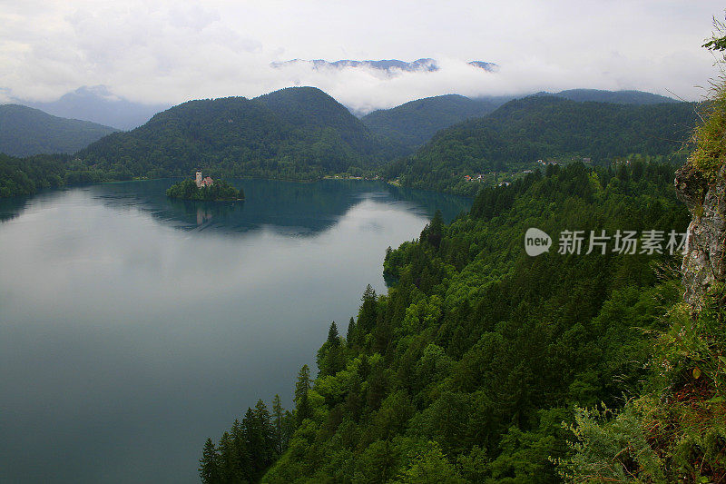 童话般的风景:小船穿过田园般的布莱德耶泽湖，美丽的斯洛文尼亚