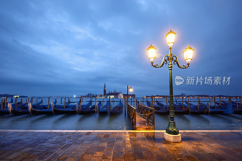 意大利威尼斯历史悠久的金朵拉灯柱