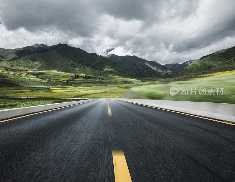 空路穿越山脉，模糊运动