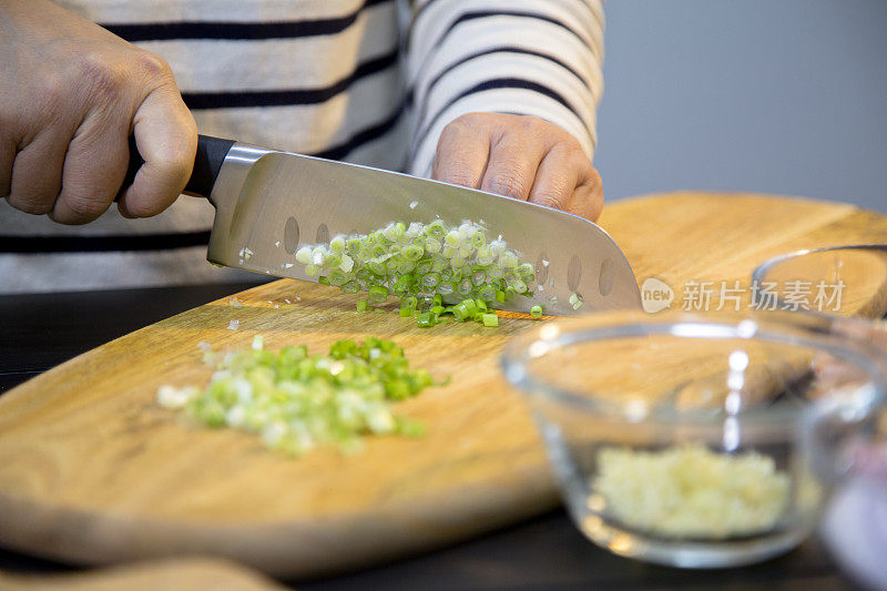 切葱，准备炒菜