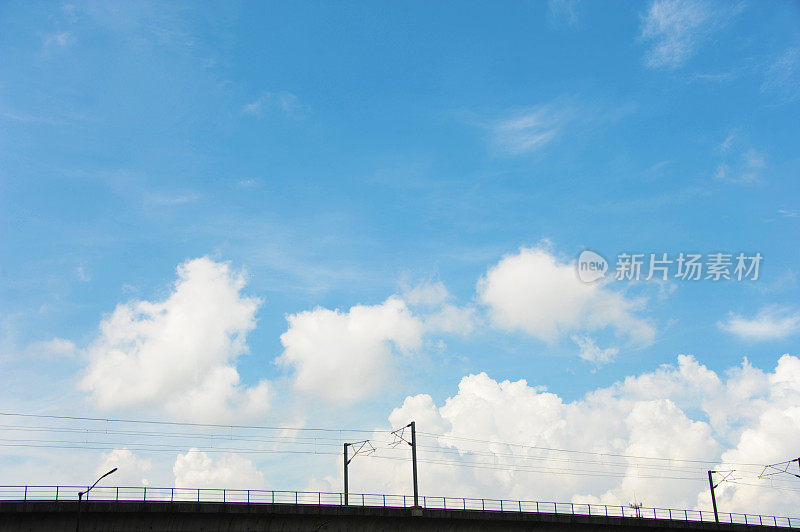 蓝天与铁路轨道背景。