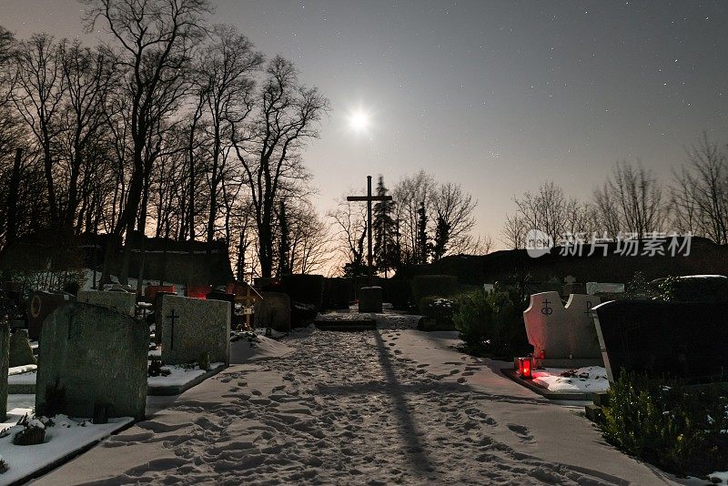 老墓地在冬天的夜晚有月亮和星星，德国