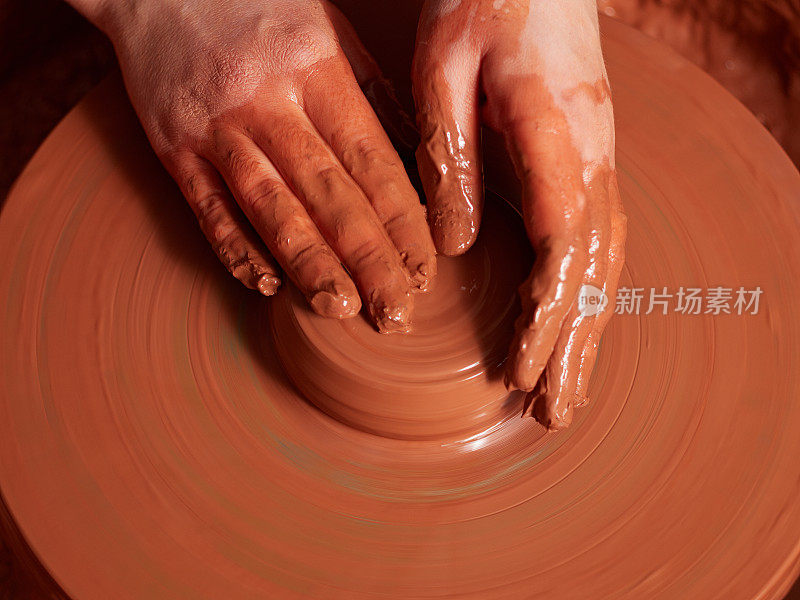 陶器生产工艺。在陶工轮上形成水壶的粘土盖。