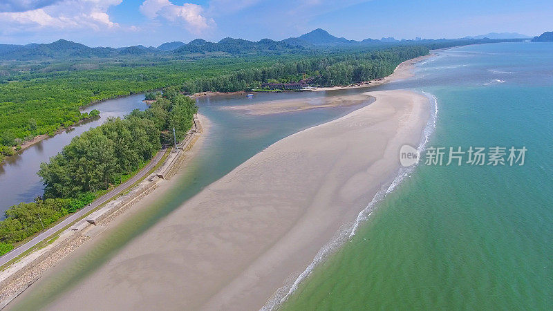 美丽的日落在热带海洋与长尾船在泰国南部