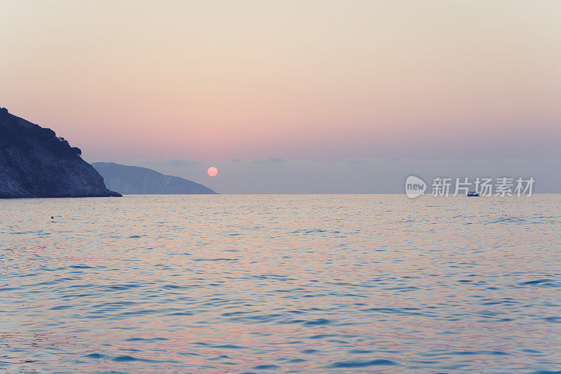 美丽的日落在海上。Myrtos海滩。美丽的海景。迷人的海景。