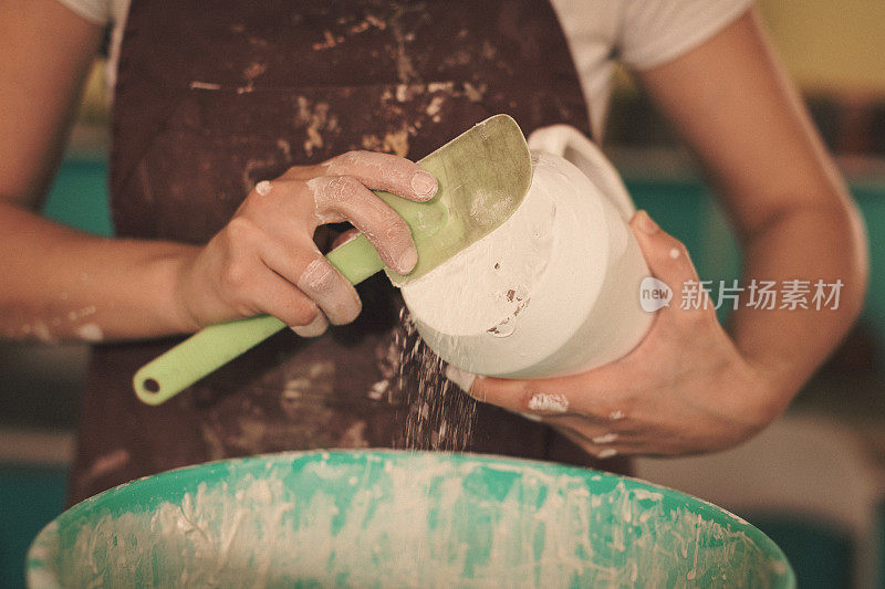 用粘土制作形状的女陶器艺术家