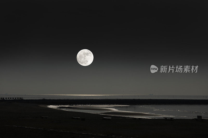 一轮满月从海上升起