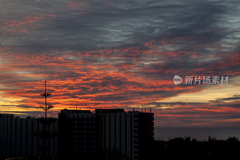 日落的天空与建筑物的剪影