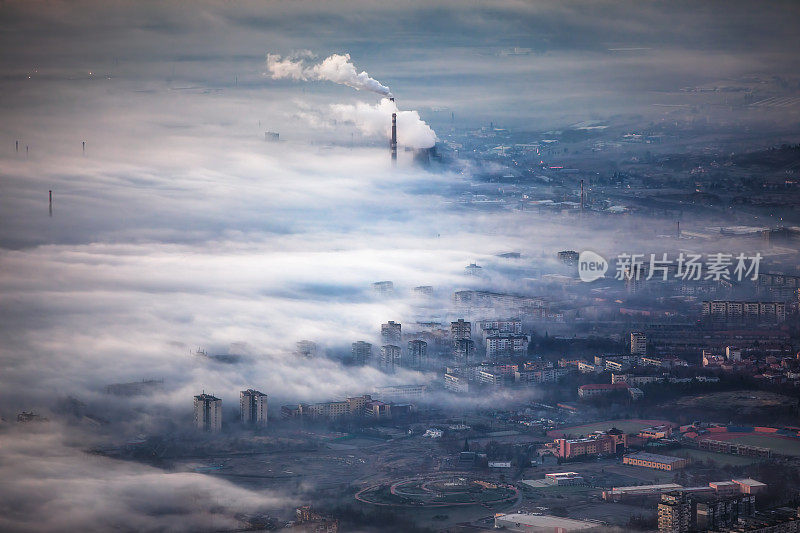 雾日出俯瞰城市，鸟瞰图