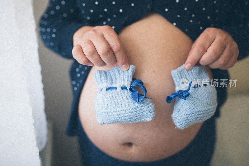 孕妇展示婴儿鞋