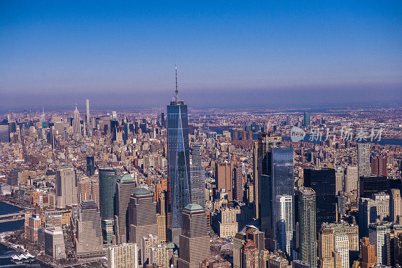 一世界贸易中心(WTC)在曼哈顿下城，纽约市通过直升机鸟瞰图
