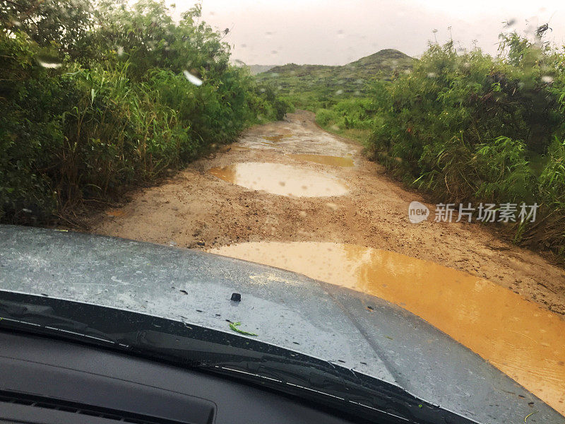 夏威夷考艾岛的越野泥泞小道