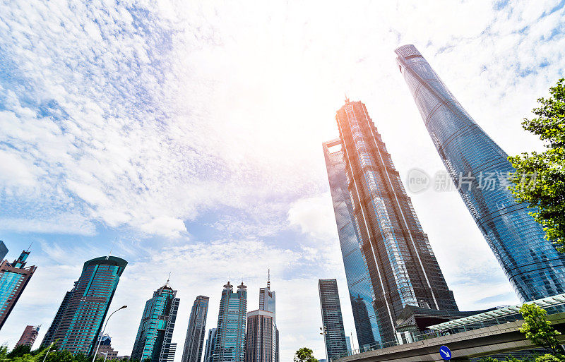 上海地标性摩天大楼的低角度视图