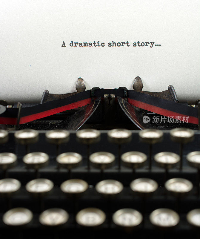特写古董打字机与文字戏剧性的短篇故事