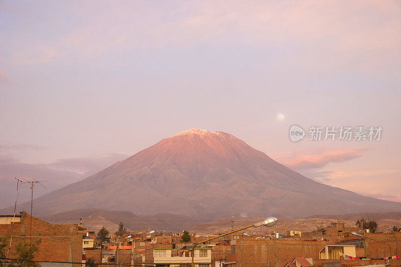 在一个美丽的日子里，看着日落时的秘鲁埃尔米斯提火山