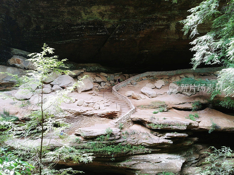 俄亥俄州霍金山州立公园的老人洞穴