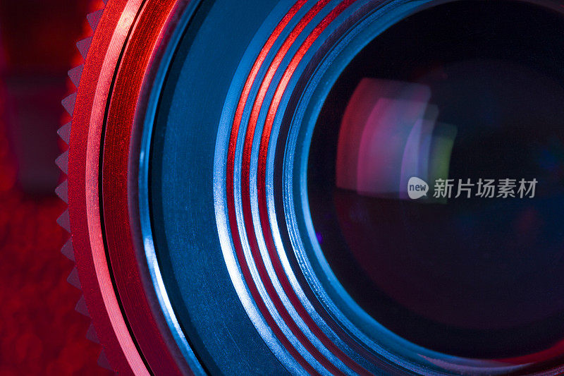 特写的复古相机镜头与红色和蓝色照明