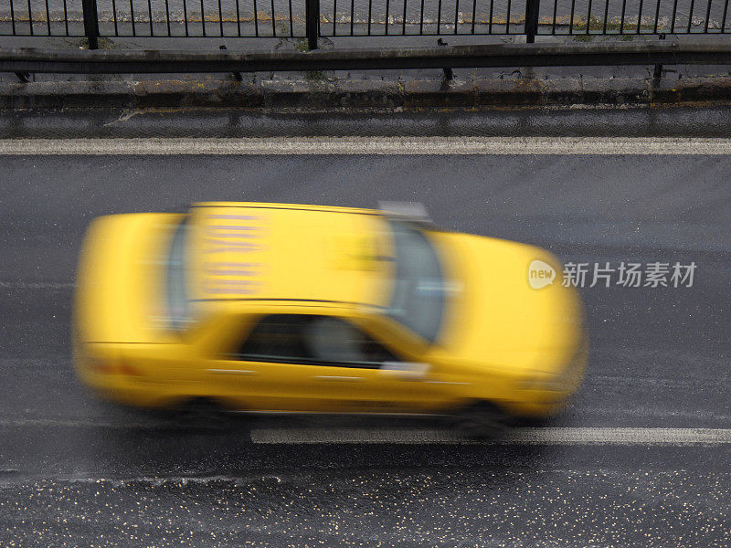 在雨中开车