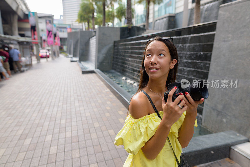 年轻美丽的多民族旅游女人的肖像享受生活在暹罗广场购物中心在泰国曼谷