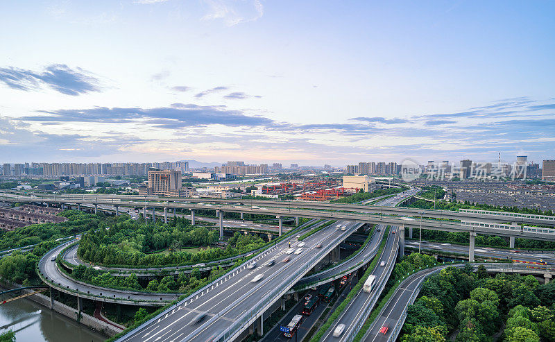 黄昏时分，现代城市中城的路口