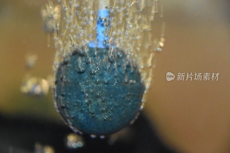 水在水族馆里冒泡