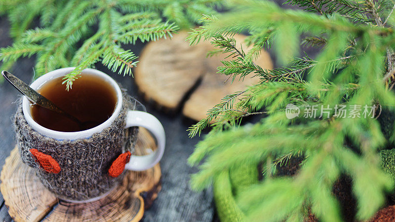 圣诞树下的茶