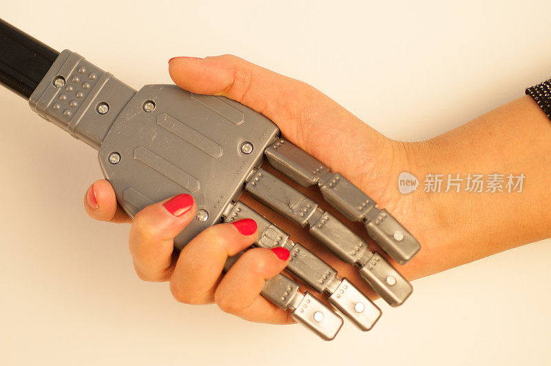 女孩和机器人握手
