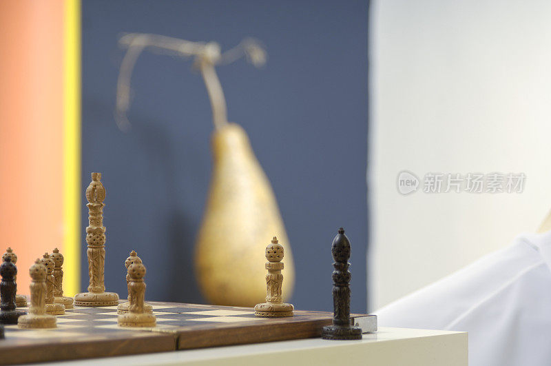 阿拉伯人在家里玩象棋近景