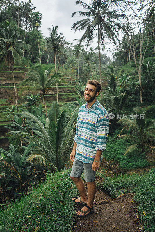 印度尼西亚巴厘岛Tegallalang稻田上的男子