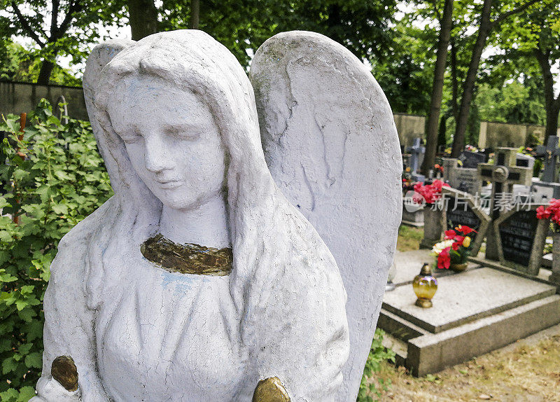 墓地上有一尊美丽的天使雕像。
