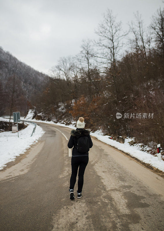 白雪路上的女人