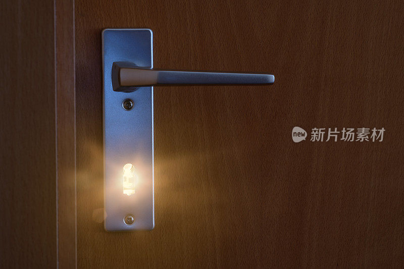 光线通过门上的钥匙孔照射进来