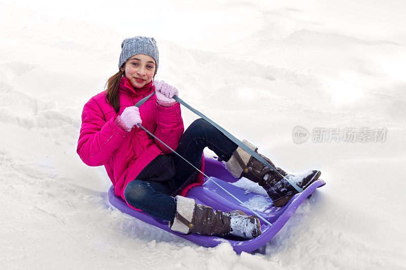 快乐的小女孩滑雪橇