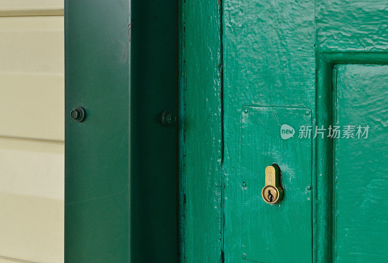 绿色木门与榫卯圆筒锁。