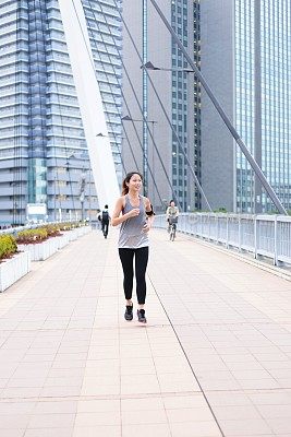 年轻女子在城市里走着