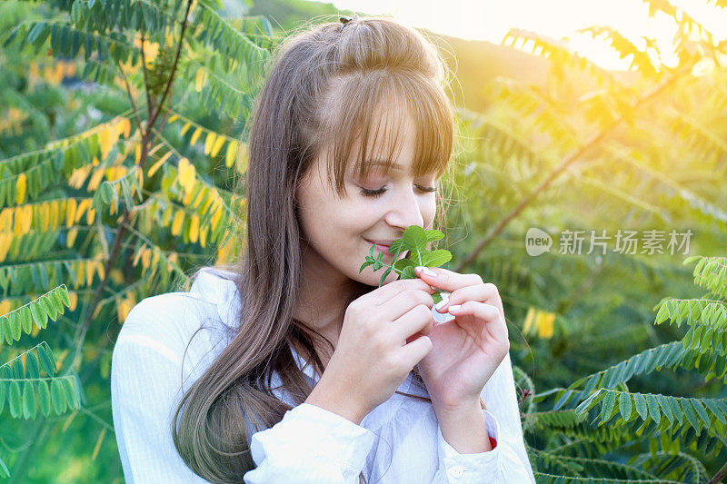 年轻女子闻薄荷味