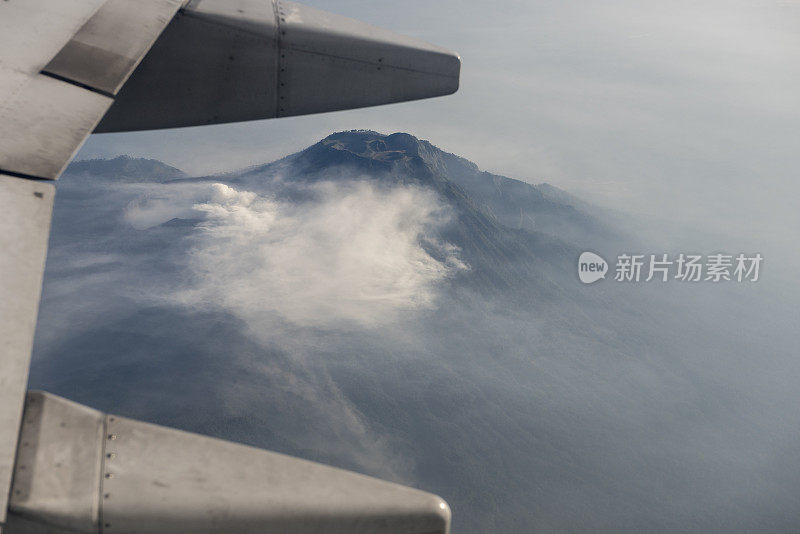 飞越印度尼西亚爪哇的火山锥