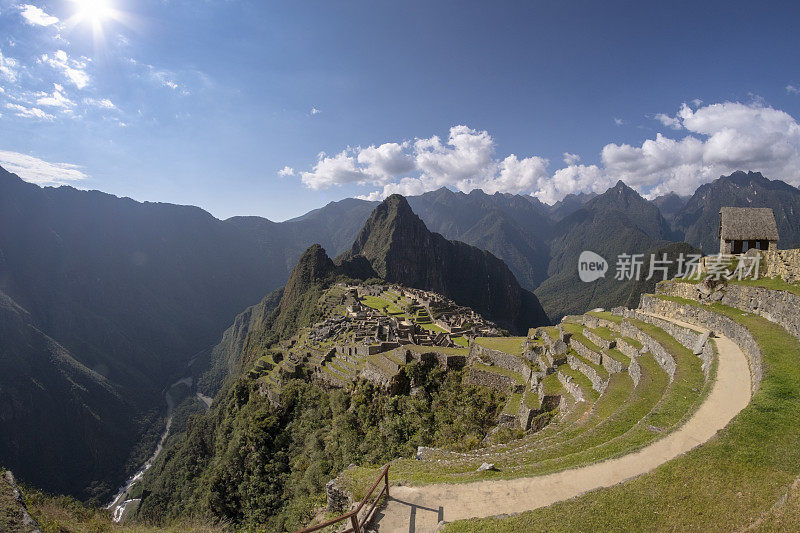 广角的马丘比丘和怀那比丘在秘鲁，与农业梯田在前景