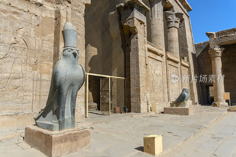 古代荷鲁斯雕像和浮雕的Edfu寺在Edfu。埃及