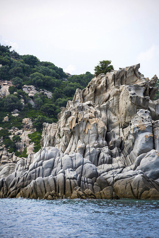希腊，乌拉努波利斯，Ammouliani岛，海面上的岩石