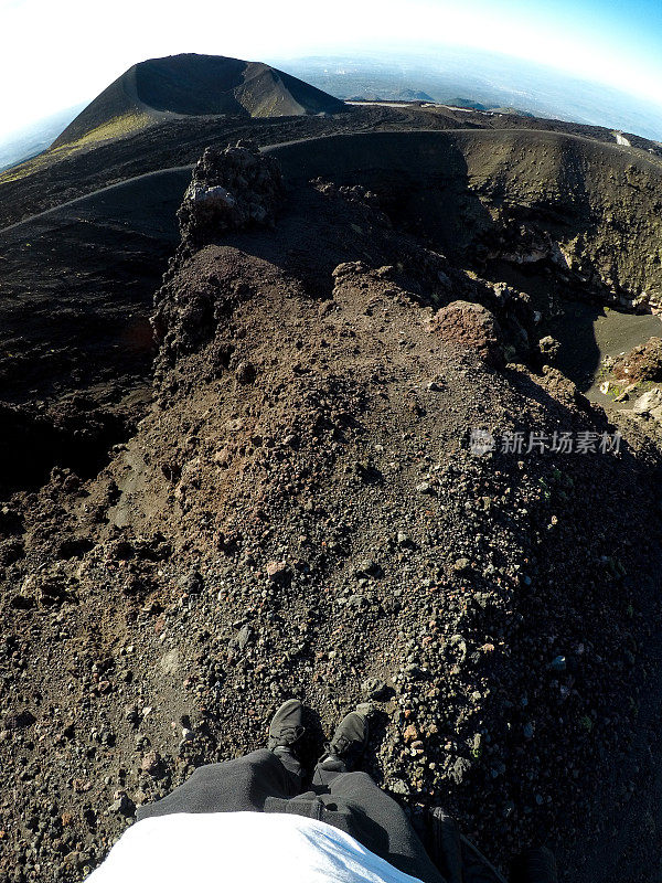 人在火山上行走