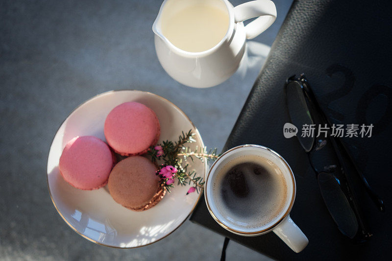 一杯新鲜咖啡配杏仁饼干