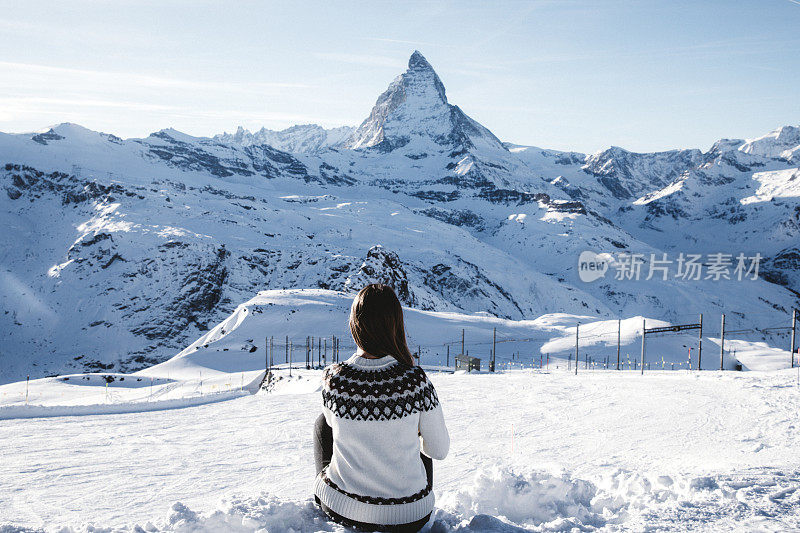 在瑞士阿尔卑斯山享受冬季马特洪峰景色的女人