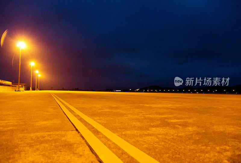 夜里空荡荡的柏油路