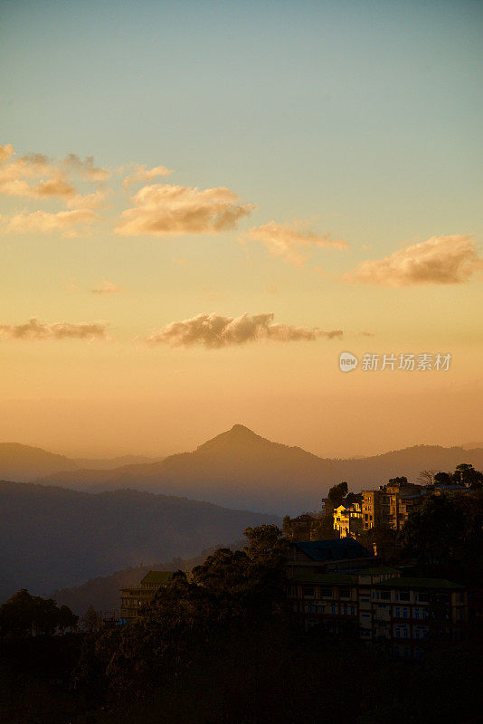 Aizawl，米佐拉姆落日在起伏的山丘和山脉