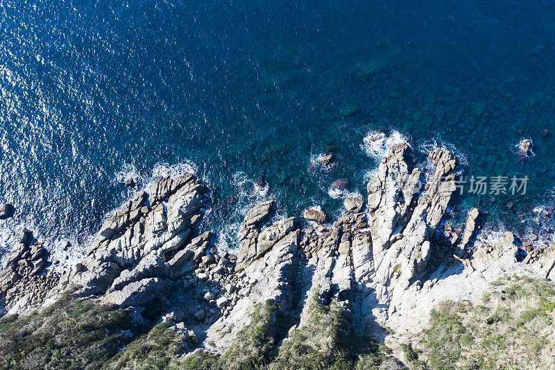 美丽的海洋和多岩石的陆地